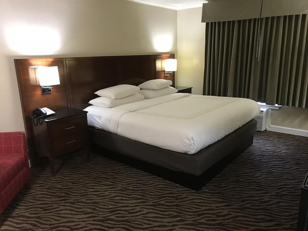 Hometown Inn & Suites photo 6