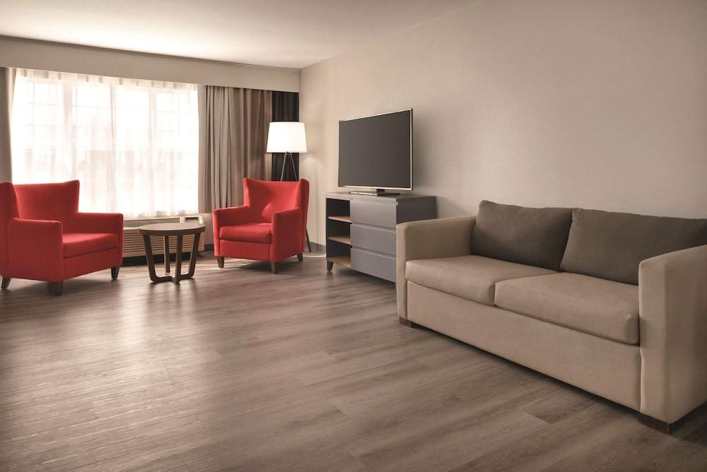 Country Inn & Suites by Radisson, Cedar Falls, IA photo 36