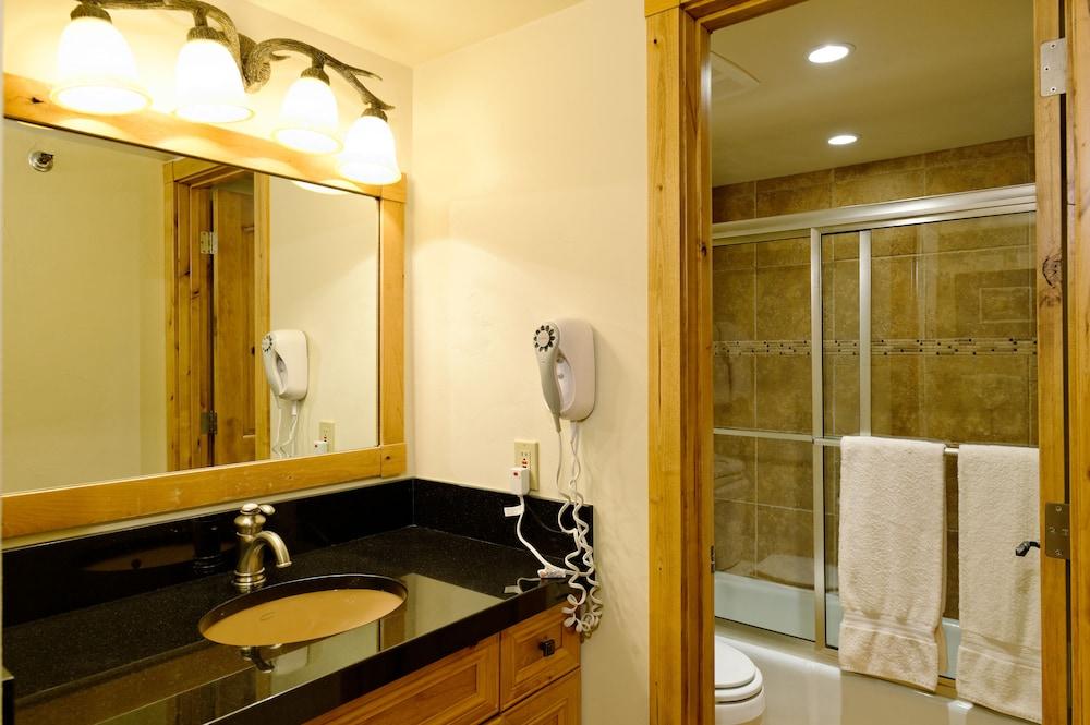 The Crestwood Condominiums photo 67