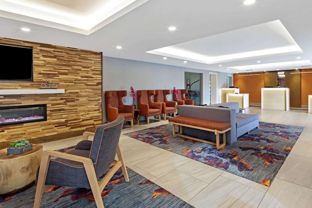 La Quinta Inn & Suites by Wyndham San Francisco Airport N photo 2