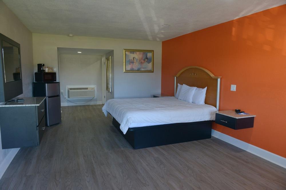 Rodeway Inn & Suites Winter Haven Chain Of Lakes photo 18