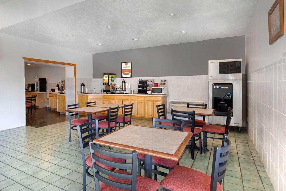 Econo Lodge Inn & Suites Socorro photo 10