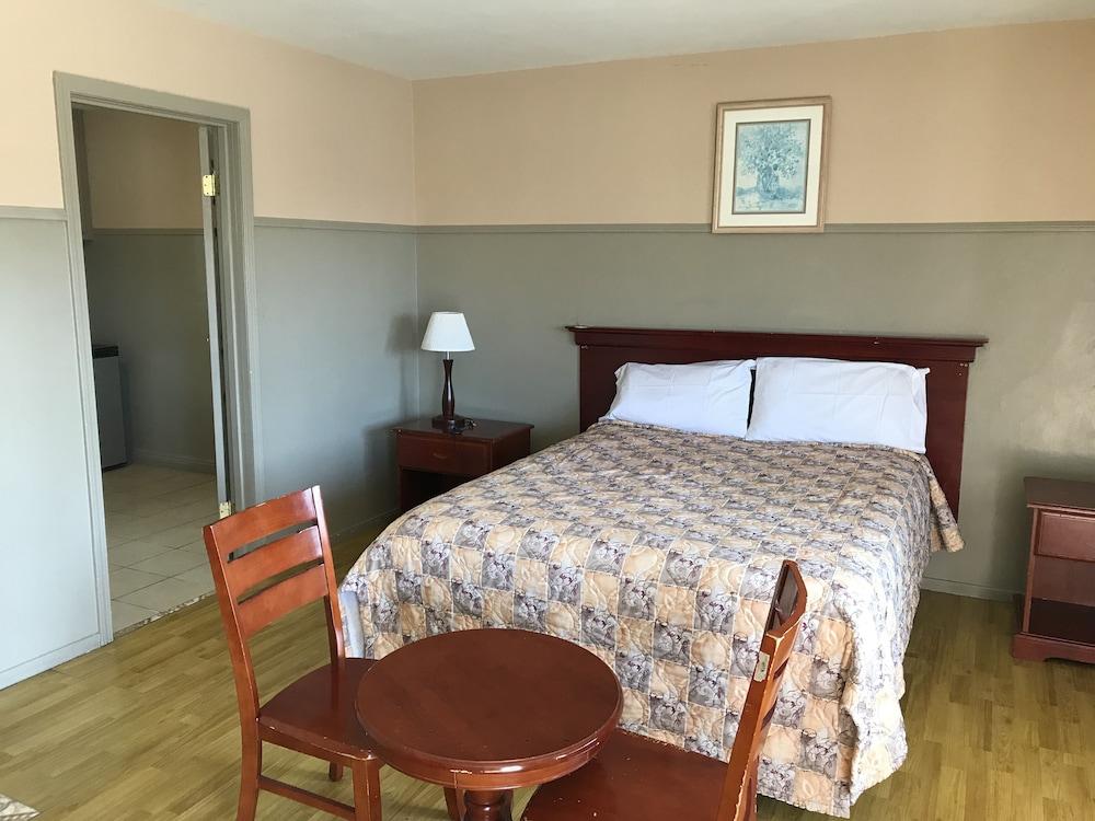 Sunshine Village Motel photo 13