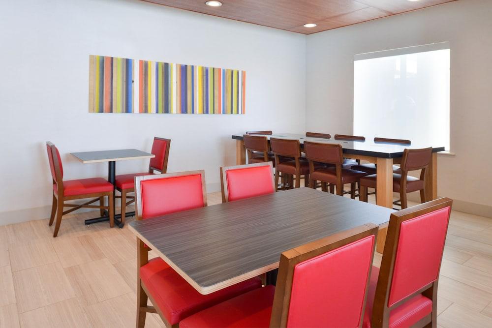 Holiday Inn Express & Suites Abilene by IHG photo 39