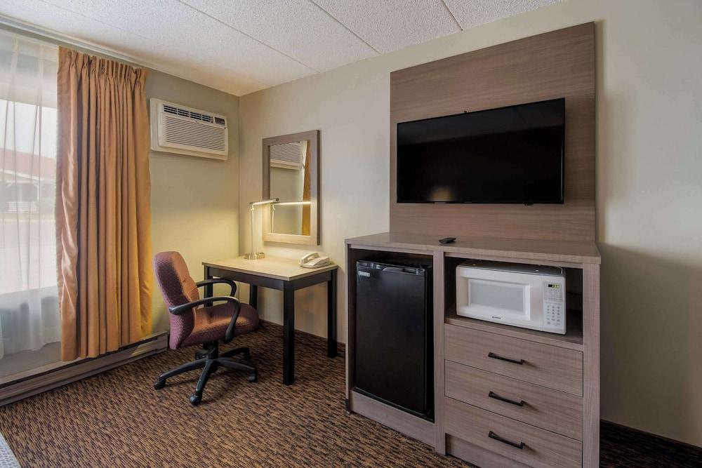 Econo Lodge Duluth near Miller Hill Mall photo 15