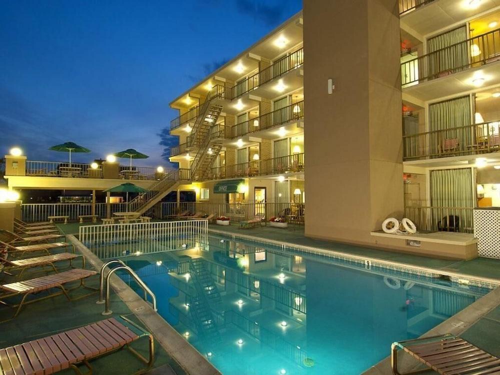 Aquarius Oceanfront Inn photo 21