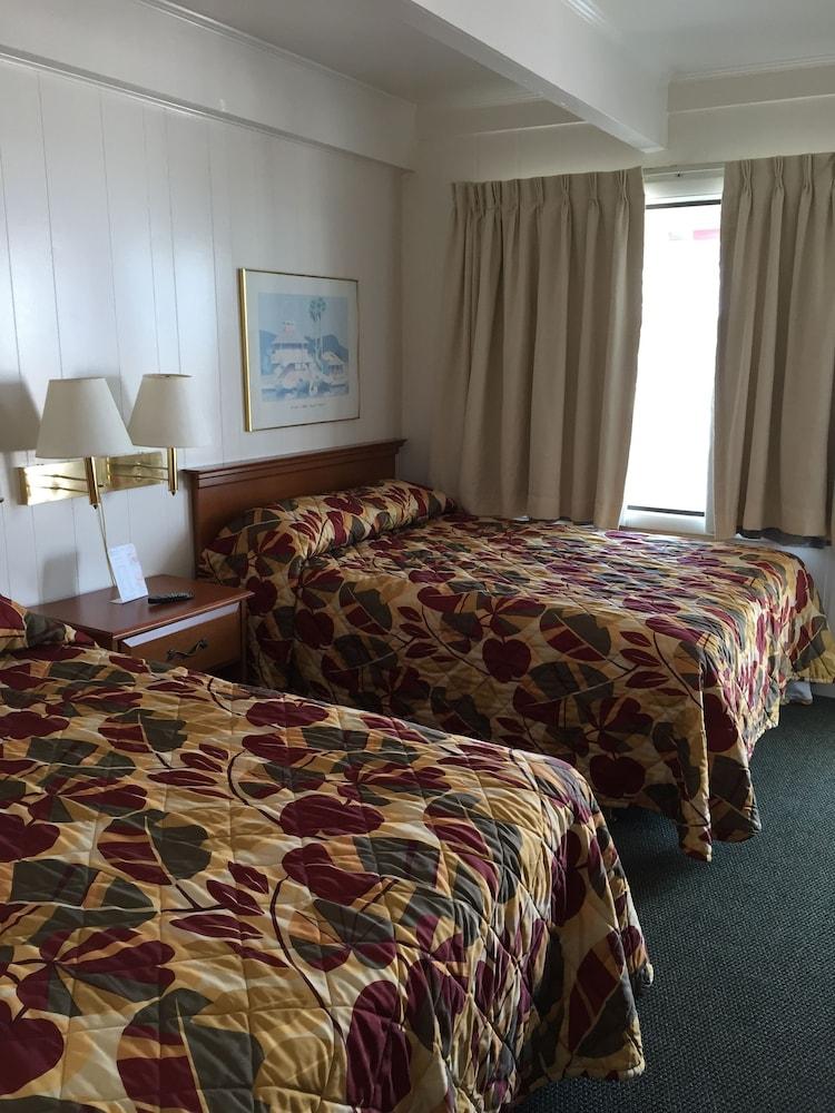 Fish Tales Boardwalk Inn photo 2