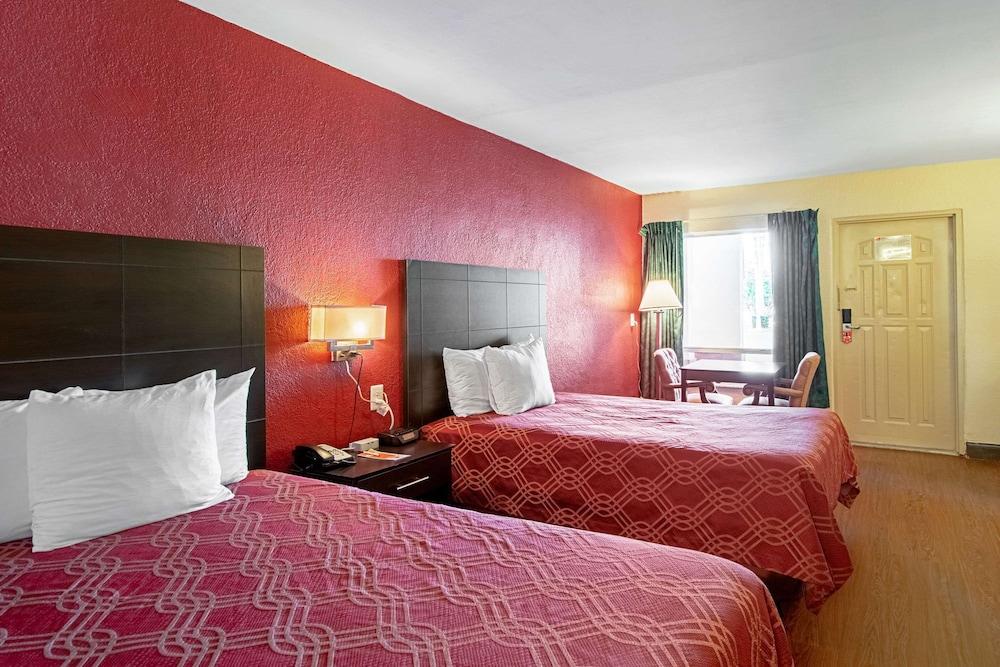 Econo Lodge Inn & Suites Clearwater Central photo 8