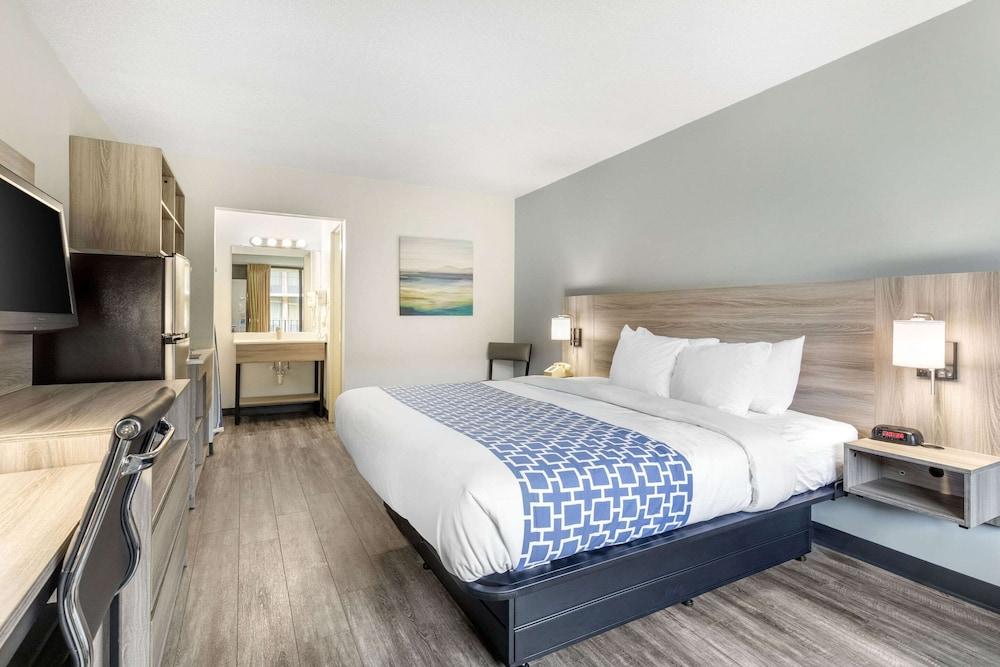 Suburban Studios Tysons Corner photo 5