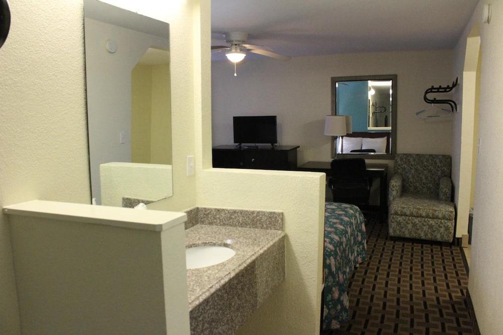 American Inn and Suites photo 20