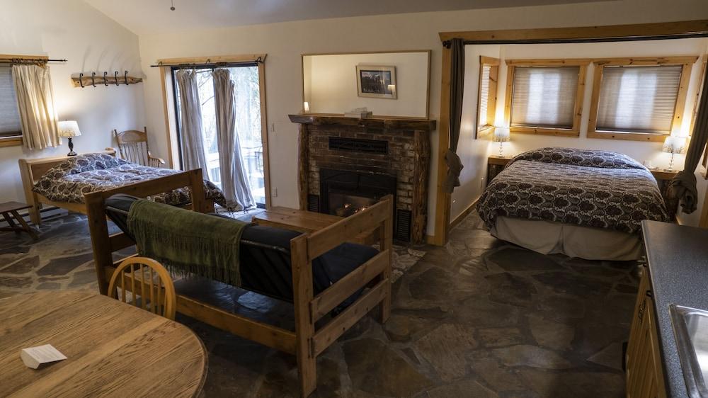 Whittaker's Motel & Historic Bunkhouse photo 18