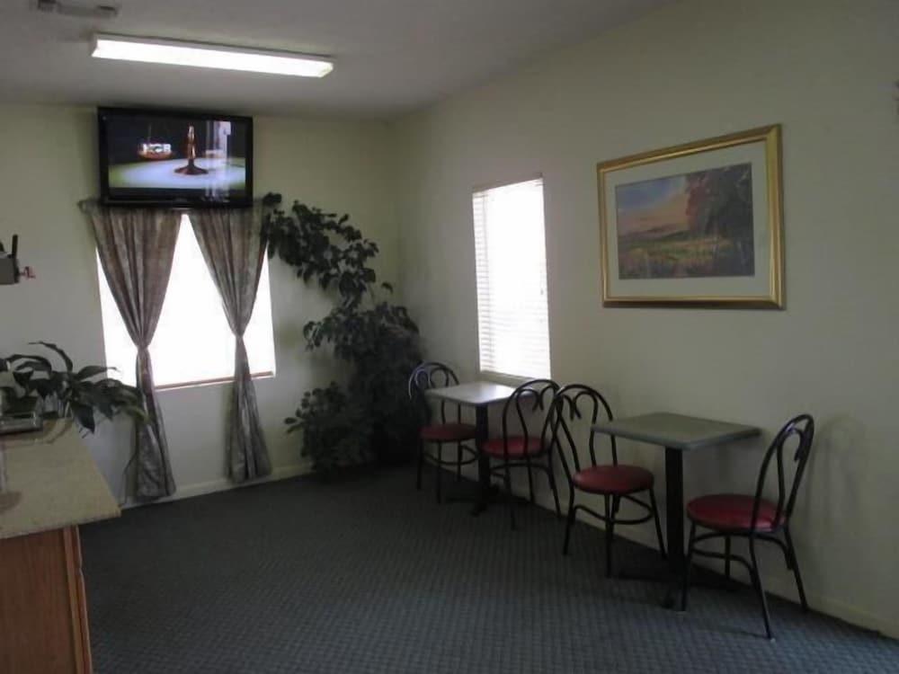 Royal Inn Taylorsville photo 16