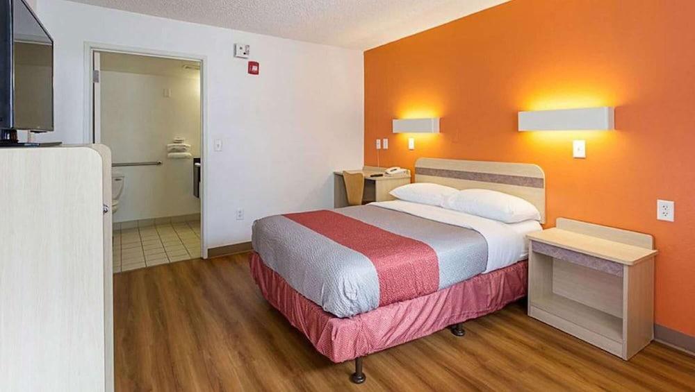 Super 6 Inn & Suites Baton Rouge photo 8