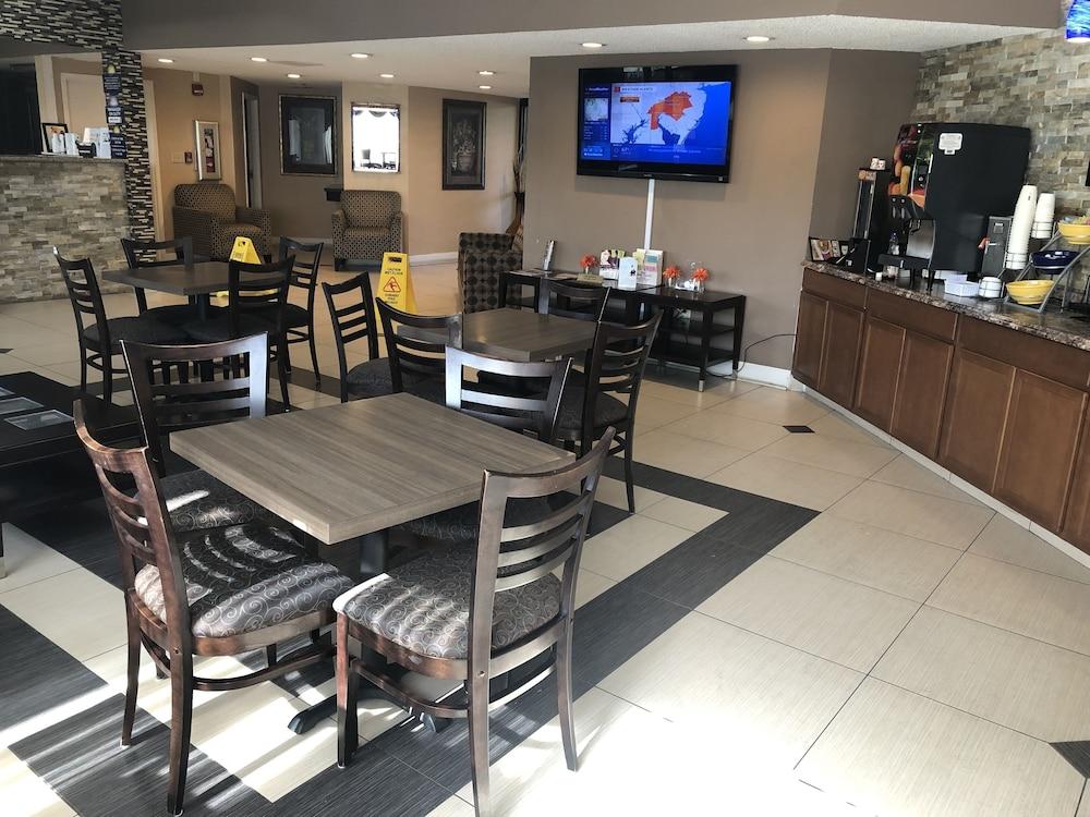 Days Inn by Wyndham Columbus photo 4