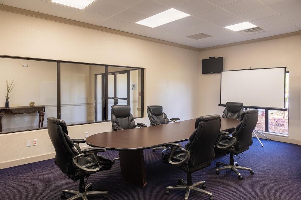 Cottonwood Suites Savannah Hotel & Conference Center photo 9