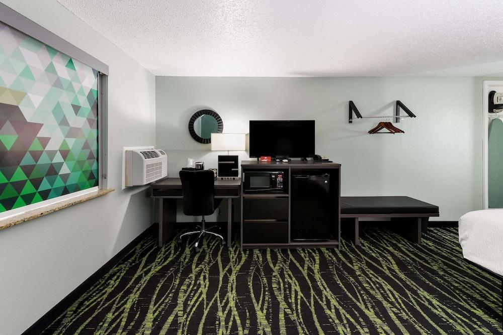 Baymont by Wyndham Liberty MO photo 4