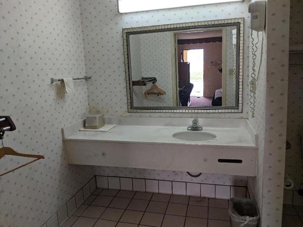 Key West Inn - Montgomery South photo 16