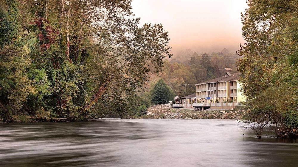Best Western Plus River Escape Inn & Suites — hotel in Dillsboro
