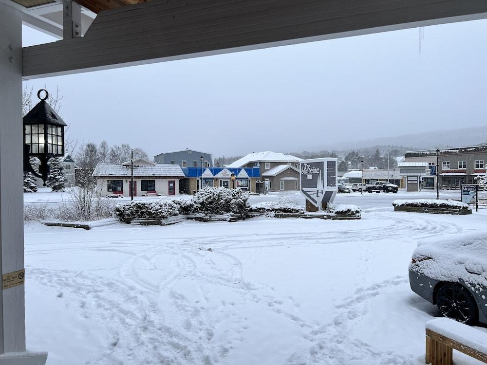 The Shoreline Inn photo 39