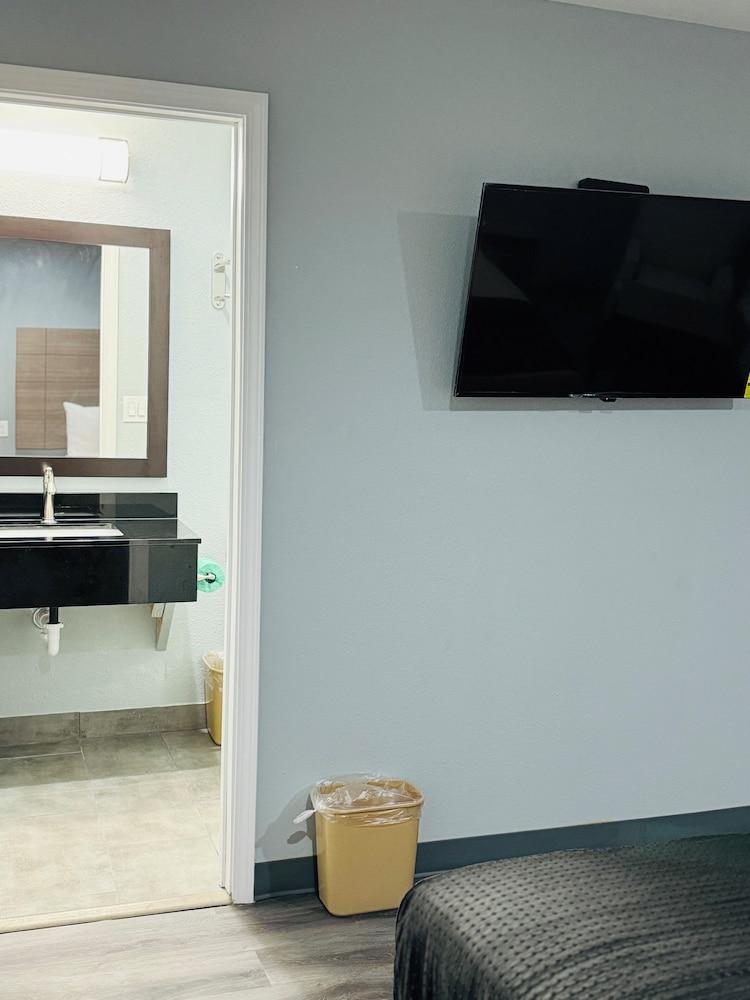 EXPRESS INN & SUITES photo 11