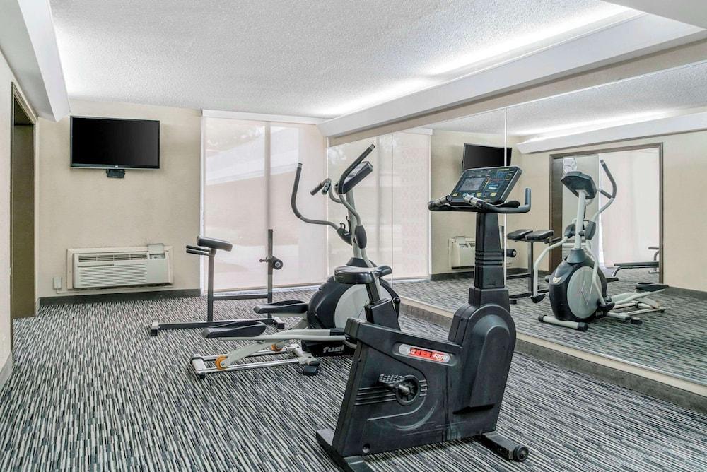 Quality Inn and Suites Livonia photo 20