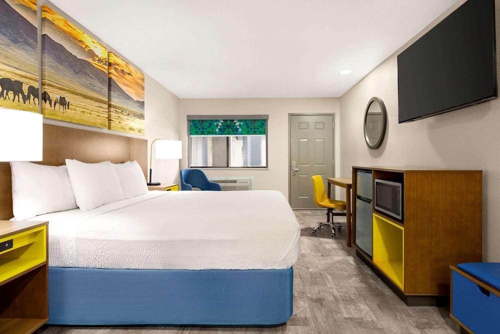Days Inn by Wyndham Ruidoso Downs photo 43