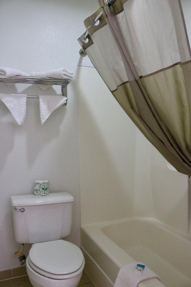 Heritage Inn & Suites photo 9