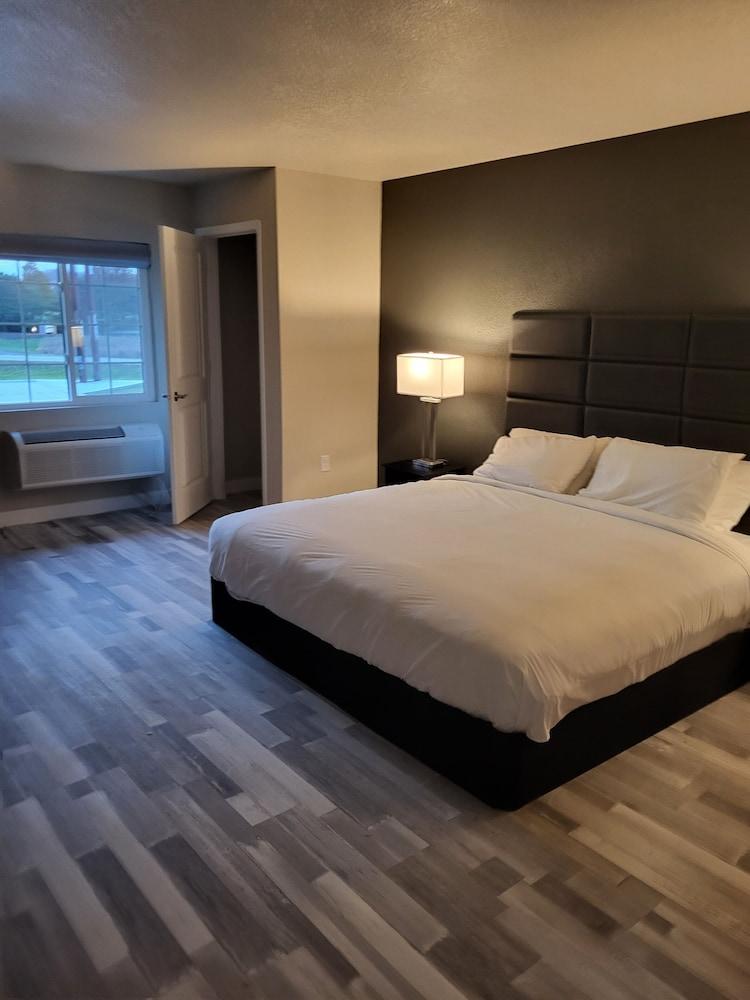 Red Fox Inn and Suites photo 9
