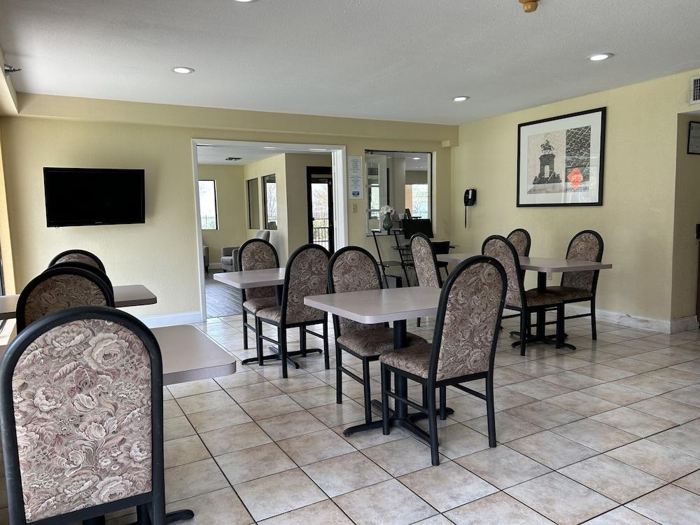 Rodeway Inn & Suites Highway 290 Northwest photo 20