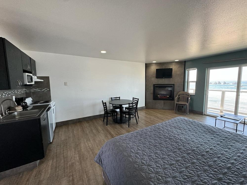 Sunset Oceanfront Lodging photo 44