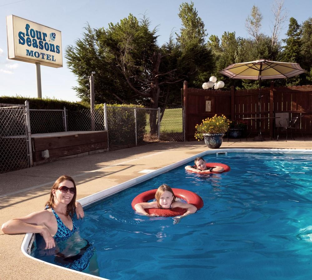 Four Seasons Motel photo 27