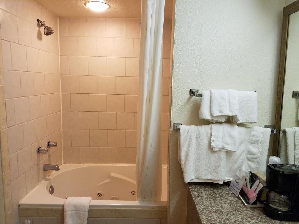 Days Inn by Wyndham Leesville photo 17