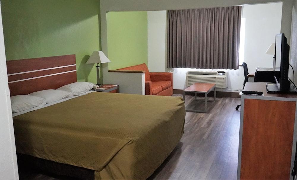 Econo Lodge Inn & Suites Pekin - Peoria Area photo 9