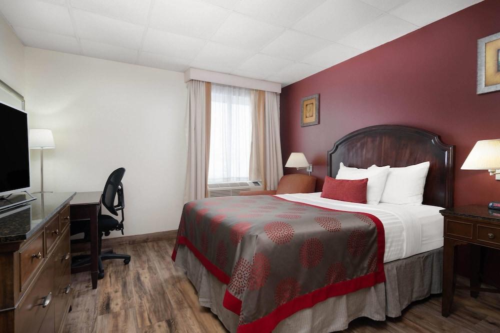 Ramada by Wyndham Albert Lea photo 17