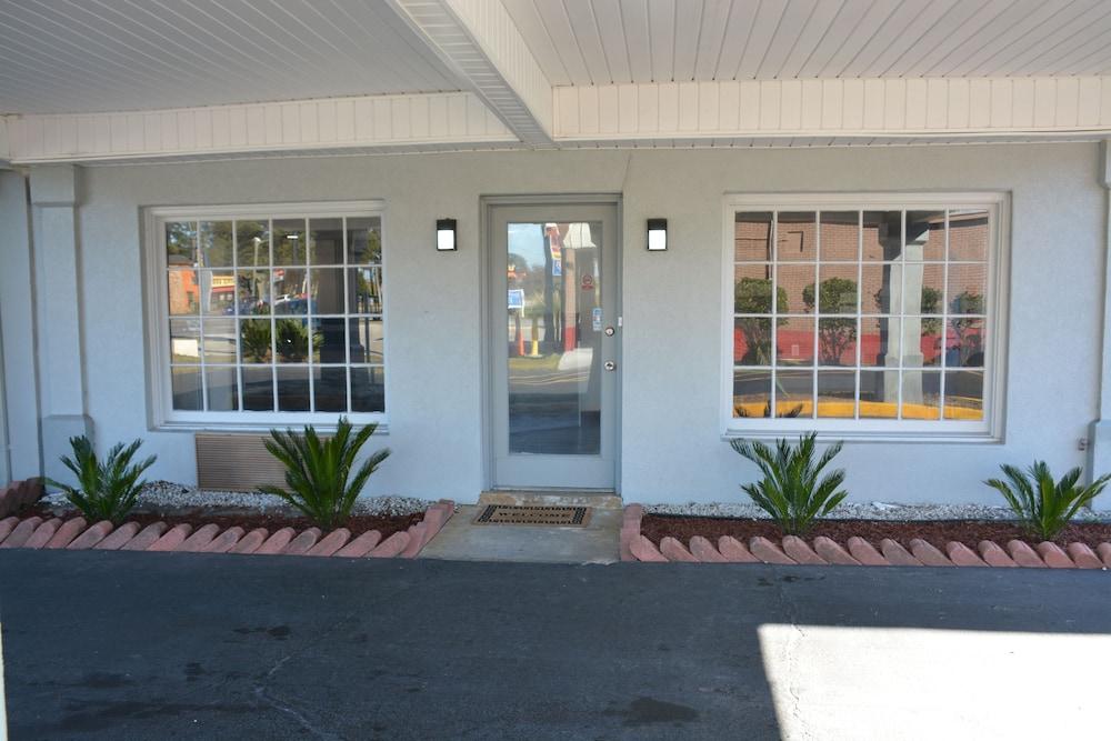 Travelodge by Wyndham Walterboro photo 2
