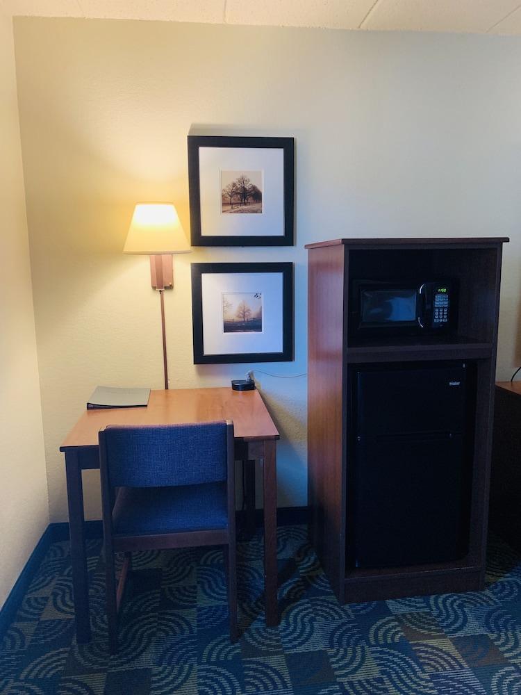 AmericInn by Wyndham Kewanee photo 86