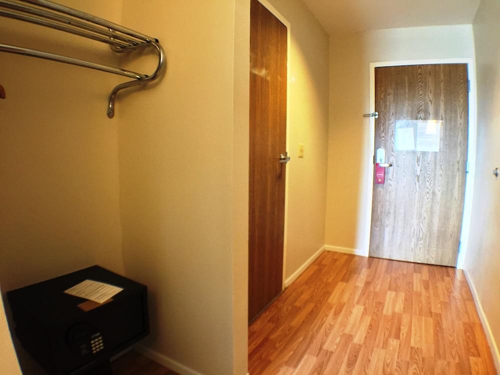 Super 8 by Wyndham Canandaigua photo 33