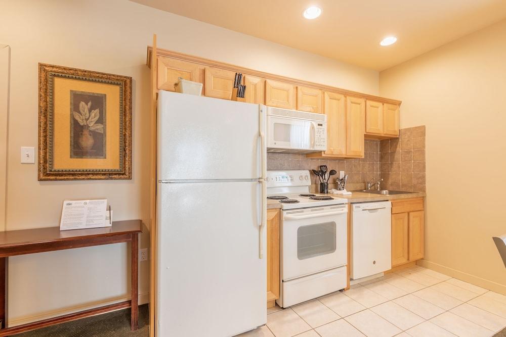 Ebb Tide Suites photo 8