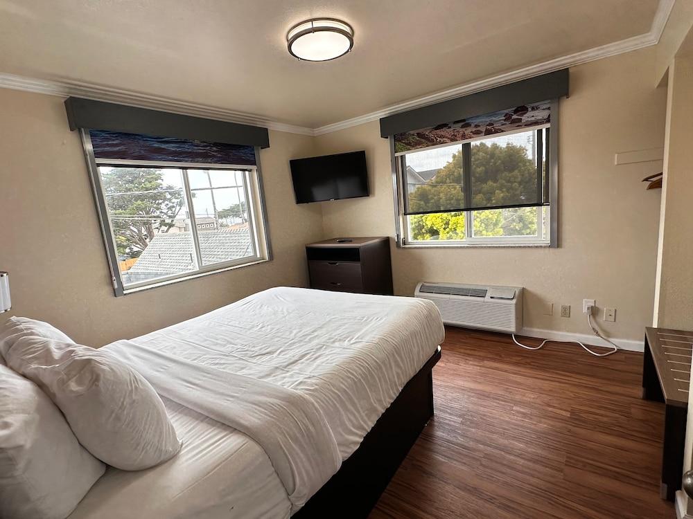 Beachwalker Inn and Suites photo 11