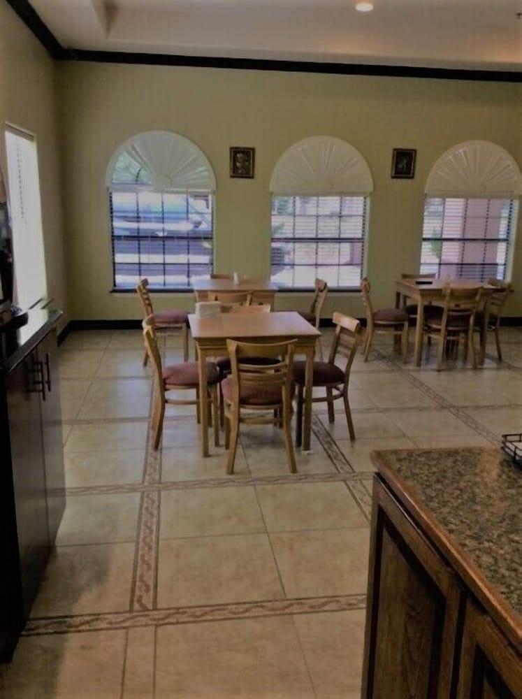 Texas Inn Weslaco photo 57