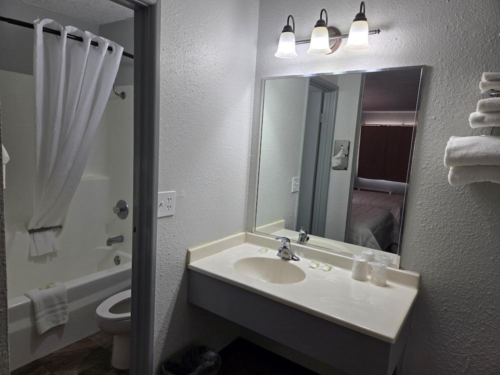 Home-Towne Lodge photo 17