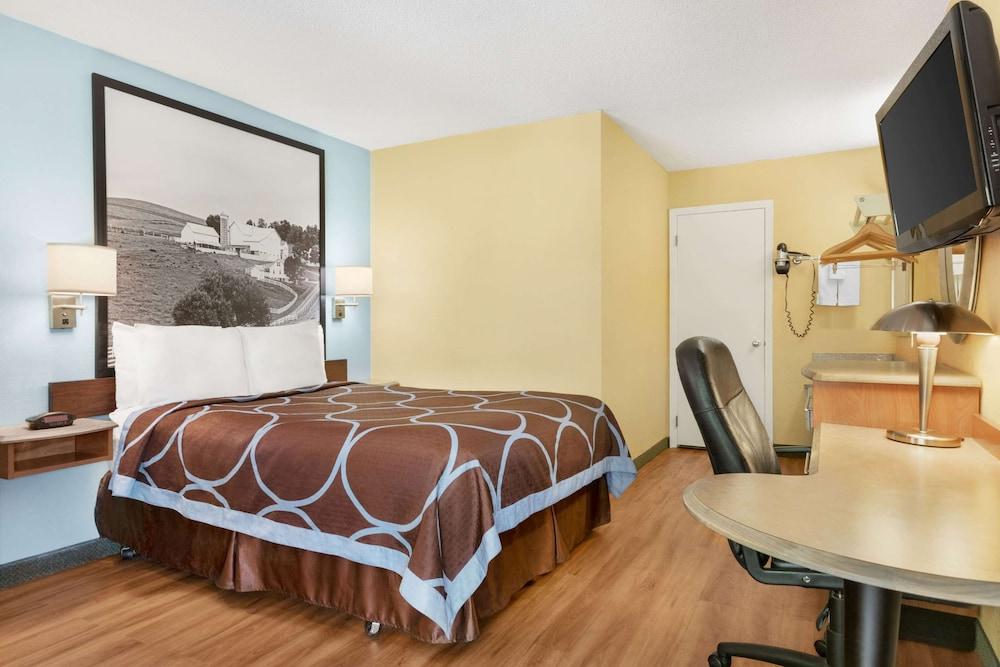 Super 8 by Wyndham Findlay photo 3