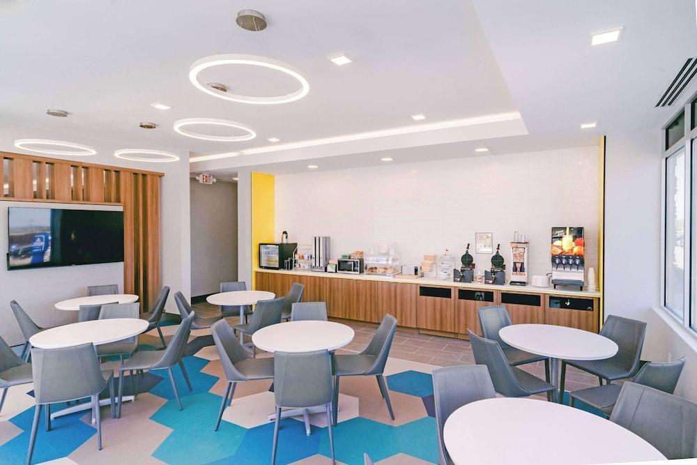 Microtel Inn & Suites by Wyndham Newark NY photo 8