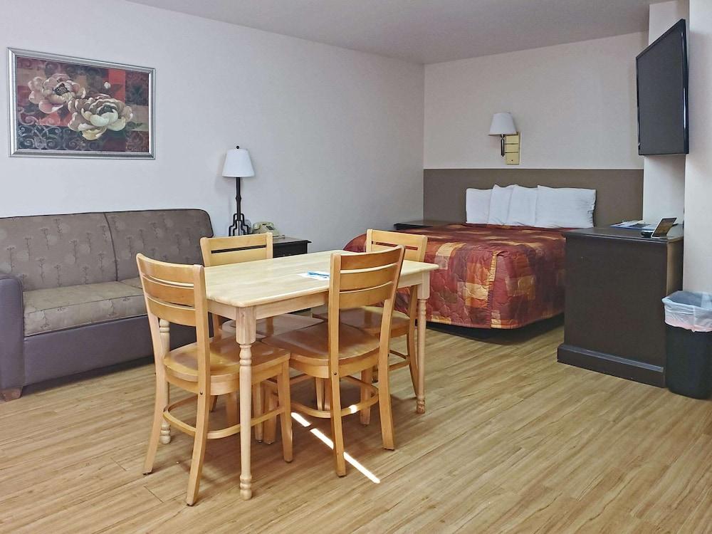 Rodeway Inn Buffalo photo 13
