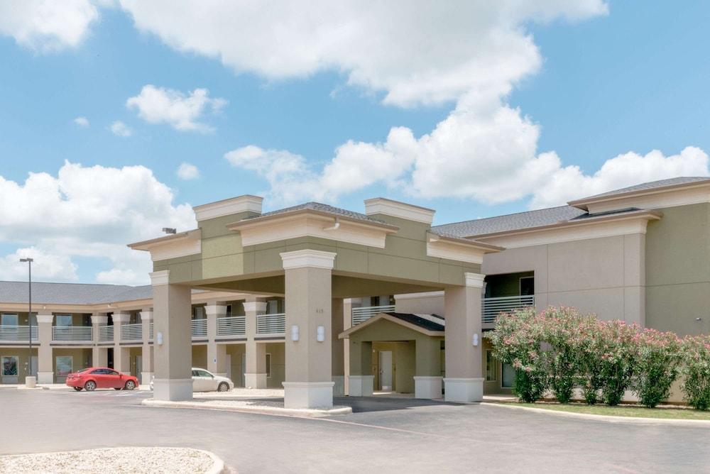 Super 8 by Wyndham Cotulla TX photo 17