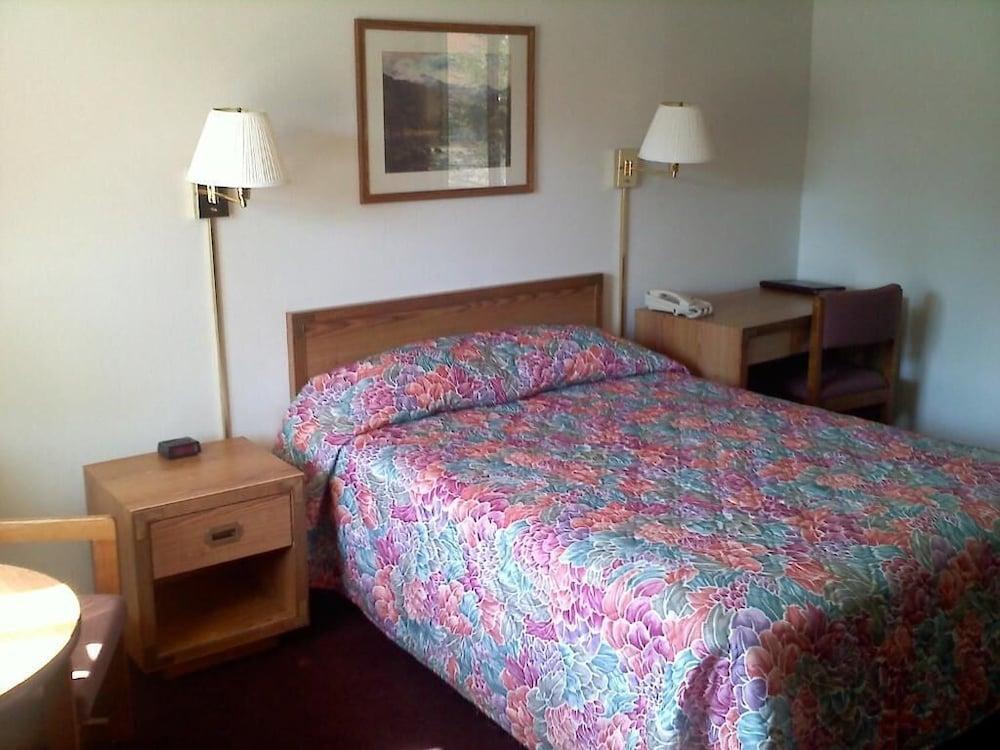 Carriage House Motor Inn photo 9
