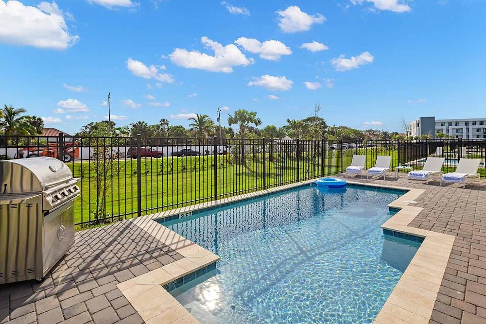 Harbor Island Beach Club by Villatel photo 15