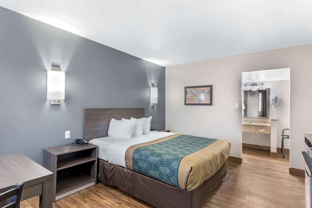 Econo Lodge Inn & Suites Socorro photo 19