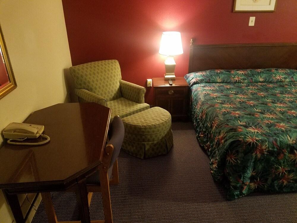 Maplehurst Motel photo 18