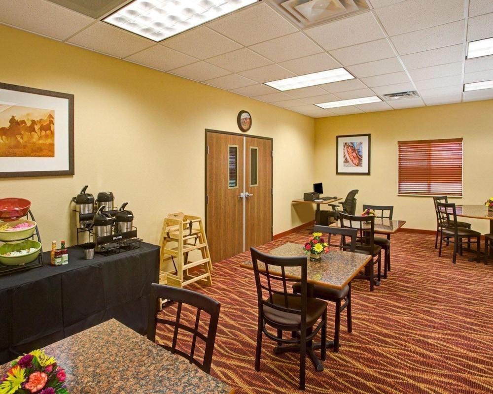Rodeway Inn & Suites Phillipsburg photo 19